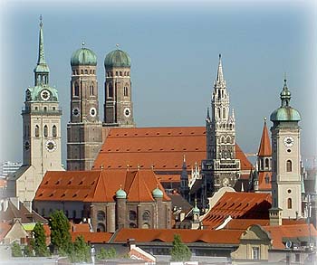 Das Rathaus und die Frauenkirche in Mnchen