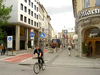 Lastwgen und Autos stehen auf den Radwegen